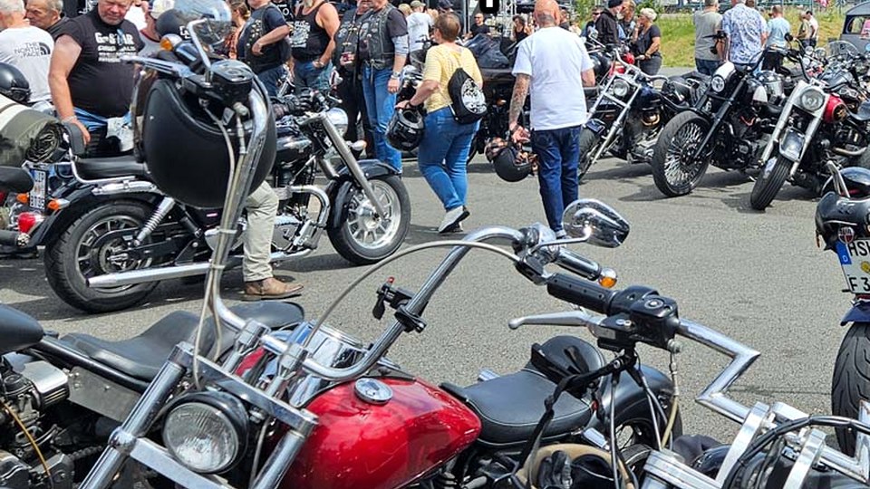 Motorräder und Besucher bei der Bike & Rock Show in Paderborn